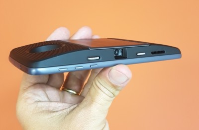 moto_z_projetor-na-mao