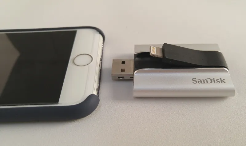 iXpand_flash_drive_connect